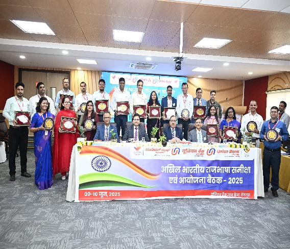 दीप-प्रज्वलन-करते-हए-मान्यवर-2